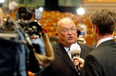 Jean-Luc Dehaene im Europäischen Parlament 2004 (Bild: Vincent Van Doornick/BELGA)