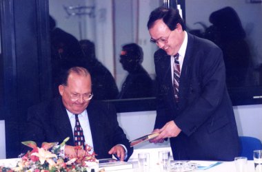 Premier Jean-Luc Dehaene zu Gast im Funkhaus in Eupen - mit BRF-Direktor Hans Engels (1995)