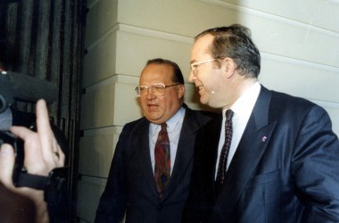 Jean-Luc Dehaene 1992 als neuer Premier mit Vorgänger Wilfried Martens (Bild: BELGA)