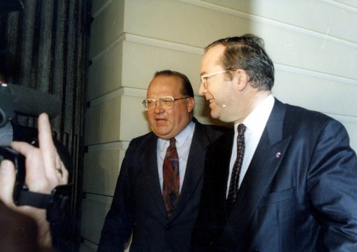 Jean-Luc Dehaene 1992 als neuer Premier mit Vorgänger Wilfried Martens (Bild: BELGA)