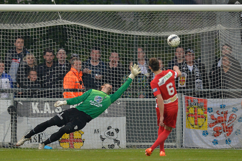 Jonas Deumeland machtlos: Julian Michel verwandelt den Elfmeter zum 2:2