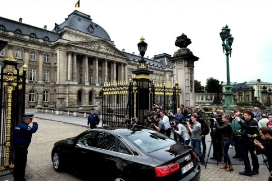 Der Wagen von Premierminister Elio Di Rupo wird bei seiner Ankunft am königlichen Palast von Fotografen belagert