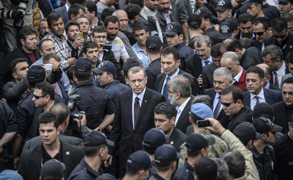 Ministerpräsident Recep Tayyip Erdogan macht sich ein Bild der Lage nach dem Minenunglück - und steht weltweit in der Kritik