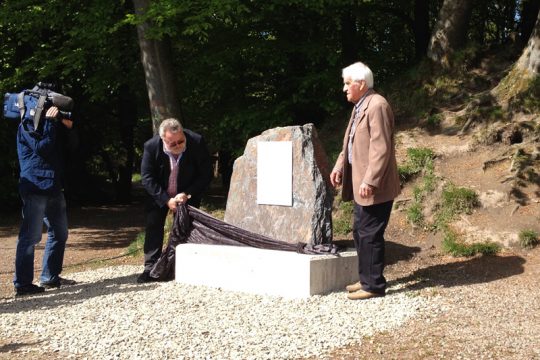 Gedenktafel auf Signal de Botrange enthüllt: Bürgermeister Daniel Stoffels mit Initiator Paul Dandrifosse