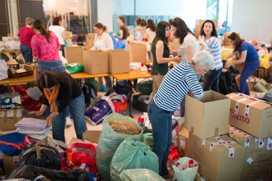 Hochwasser auf dem Balkan: Retter sortieren Hilfspakete