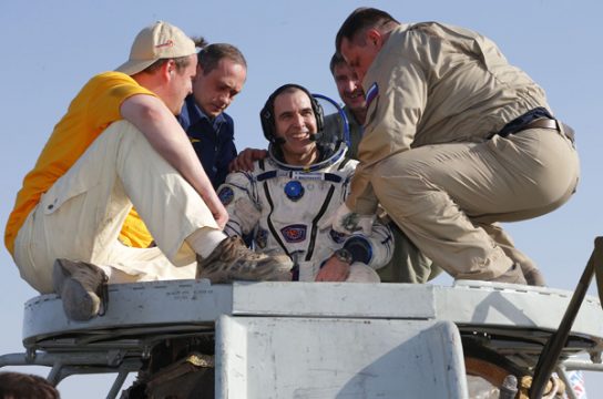 US-Astronaut Rick Mastracchio steigt aus der Kapsel aus