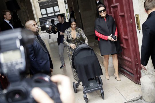 Kanye West, Kim Kardashian und ihre Mutter Kris Jenner (r.)