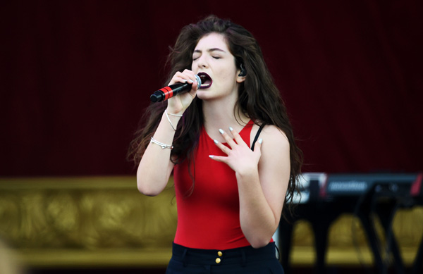 Lorde bei einem Konzert in Baltimore/USA (Mai 2014)