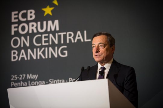 EZB-Präsident Mario Draghi am Montag bei der ersten großen Notenbank-Konferenz der EZB im portugiesischen Sintra