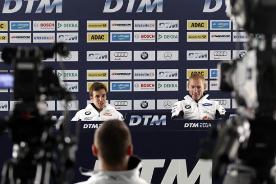 Maxime Martin besichtigt das DTM-Fahrerlager: Kreuzverhör im Pressesaal (Bild: BMW)