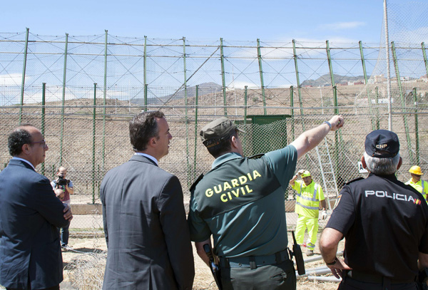 Spaniens Innenminister Jorge Fernández Díaz (2.vl) macht sich in Melilla ein Bild der Lage (28.5.)