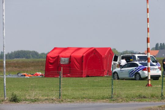Absturz von zwei Fallschirmspringern in Moorsele - Polizei am Unglücksort