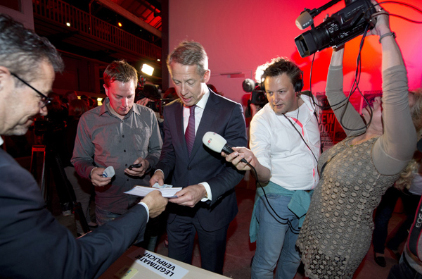 Maastrichts Bürgermeister Onno Hoes bei der Stimmabgabe zur Europawahl