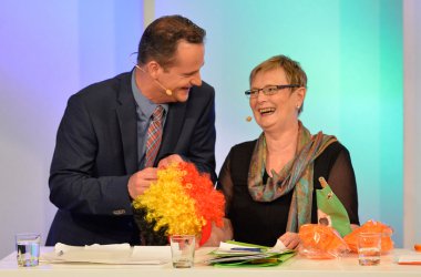 Oliver Paaschs Geschenk an Franziska Franzen: eine Belgien-Perücke "... leider kein grün dabei!"