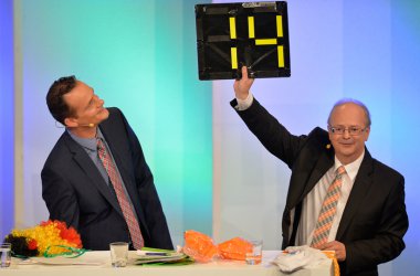 Für Oliver Paasch gibt es von Robert Nelles eine Auswechsel-Tafel - "Richtige Leute ein- und auswechseln ist spielentscheidend"
