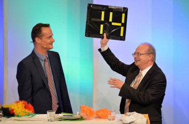 Für Oliver Paasch gibt es von Robert Nelles eine Auswechsel-Tafel - "Richtige Leute ein- und auswechseln ist spielentscheidend"
