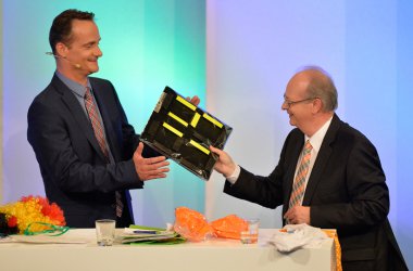 Für Oliver Paasch gibt es von Robert Nelles eine Auswechsel-Tafel - "Richtige Leute ein- und auswechseln ist spielentscheidend"