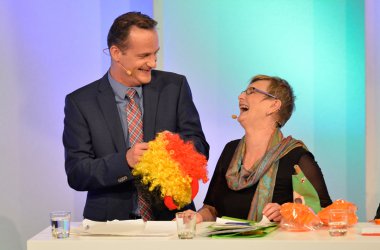 Oliver Paaschs Geschenk an Franziska Franzen: eine Belgien-Perücke "... leider kein grün dabei!"