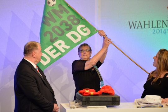 Franziska Franzen hat die Träume von Karl-Heinz Lambertz erraten: Fußball-WM 2038 in der DG