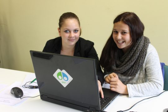 PDS-Schülerinnen machen Radio.