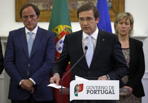 Portugals Ministerpräsident Pedro Passos Coelho (M.), Finanzministerin Maria Luis Albuquerque (r.) und der stellvertretende Ministerpräsident Paulo Portas (l.)