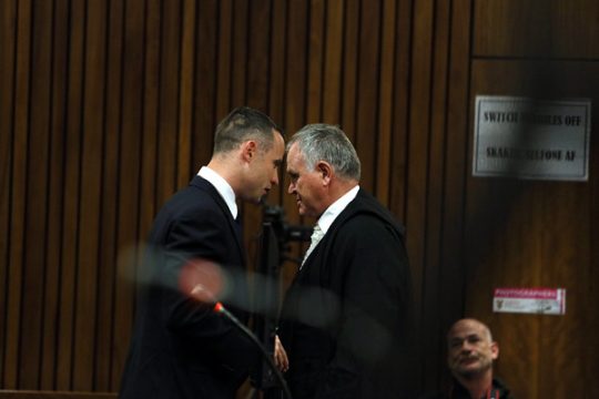 Oscar Pistorius und sein Anwalt Barry Roux