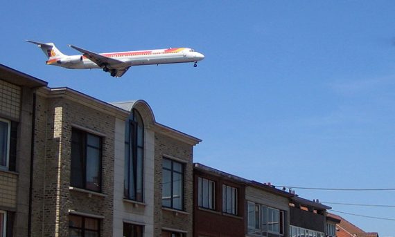 Flugzeug im Landeanflug über Brüssel