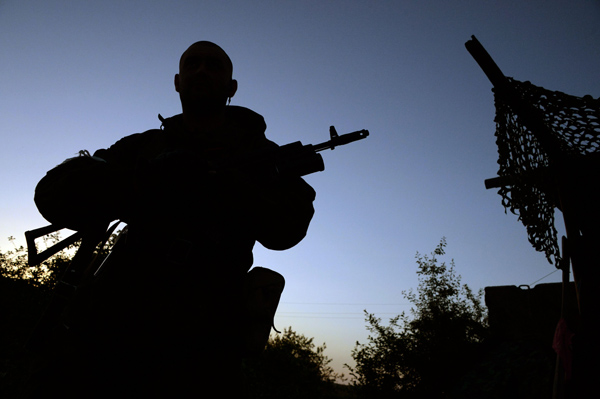 Bewaffneter prorussischer Kämpfer an einem Kontrollpunkt in Slawansk
