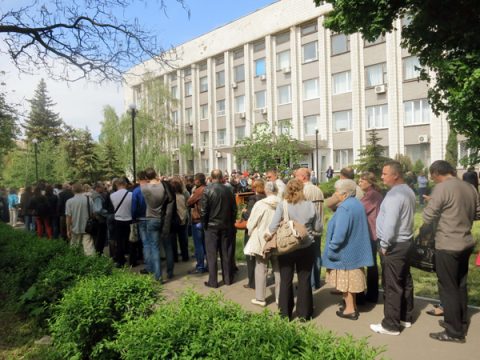 Referendum in der Ostukraine: Lange Warteschlange vor dem Wahlbüro in Mariupol