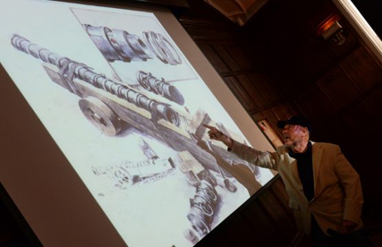 Der Meeres-Archäologe Barry Clifford zeigt die Kanone, die an Bord von Christoph Kolumbus' "Santa María" gewesen sein soll