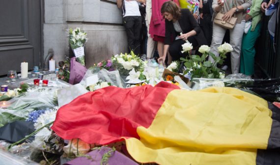 Blumen und Kerzen in Gedenken an die Opfer der Schießerei im jüdischen Museum in Brüssel