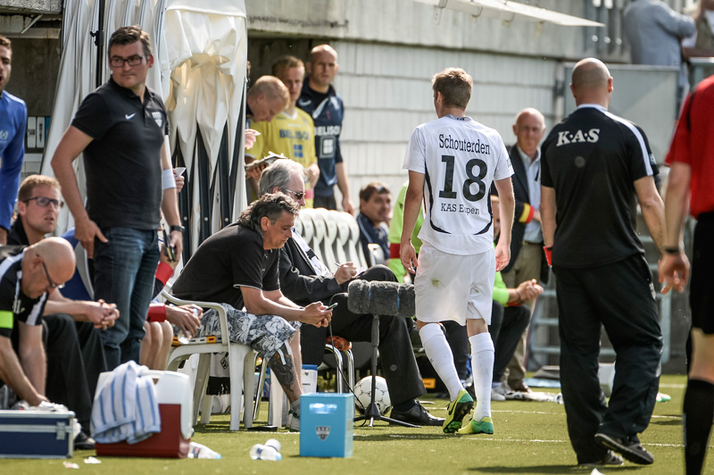 Rote Karte: Nils Schouterden muss vom Platz (AS Eupen - Sint-Truiden, 18. Mai)