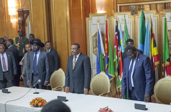 Salva Kiir, der äthiopische Ministerpräsident Hailemariam Desalegn und Riek Machar (vlnr)