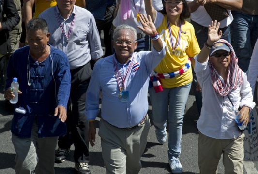 Suthep Thaugsuban mit Anhängern