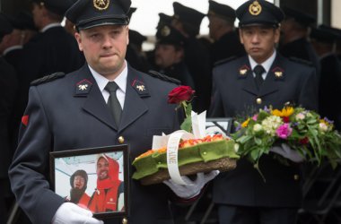 Trauerfeier für verunglückte Feuerwehrtaucher in Lüttich