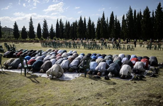 Trauernde beten während eines Begräbnisses für die toten und verletzten Bergleute