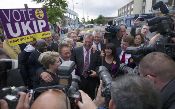 Der UKIP-Vorsitzende Nigel Farage (M.) mit Anhängern