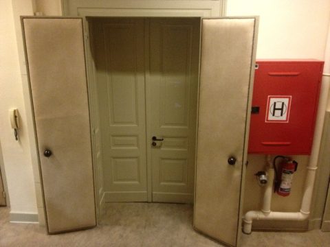 Verschlossene Tür: Rolf Lennertz berät mit den Kollegen über die weitere Vorgehensweise