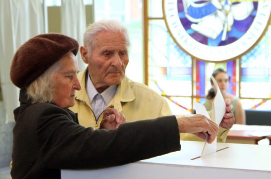 Leute in Vilnius geben ihre Stimme ab