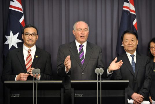 Der stellvertretende australische Regierungschef Warren Truss (M.) mit dem malaysischen Transportminister Hishammuddin Hussein (l.) und dem chinesischen Transportminister Yang Chuantang (r.)