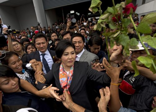 Yingluck Shinawatra erhält Rosen von ihren Anhängern
