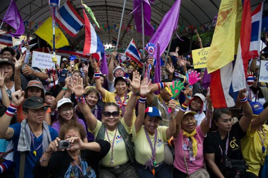 Gegner der entlassenen Regierungschefin marschieren in Bangkok