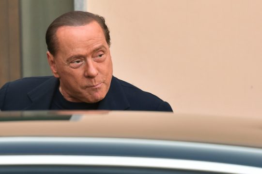 Silvio Berlusconi bei der Ankunft im katholischen Zentrum in Cesano Boscone nahe Mailand