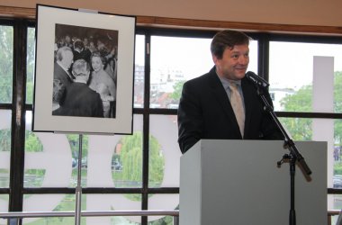 Gilles Ledure, Generaldirektor Flagey, hielt zu Ehren von Irene Janetzky seine erste Rede in deutsch