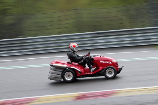 Schnellster Rasenmäher der Welt in Spa-Francorchamps