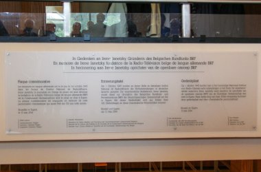 Eine dreisprachige Gedenktafel für die Gründerin des BRF Irene Janetzky