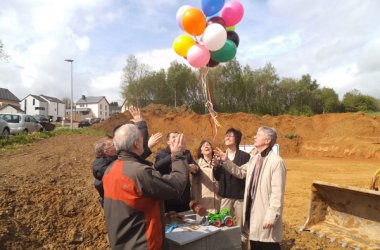 v.l.n.r. : Klaus Schumacher (Bürgermeister von Amel), Christian Krings (Bgm von St.Vith), Minister Harald Mollers, Patrick Meyer (Präsident des RZKB), Claudine Threis (RZKB), Marion Dhur (Schöffin von Burg-Reuland), Friedhelm Wirtz (Bgm von Büllingen) bei der Grundsteinlegung Kinderkrippe S.Vith