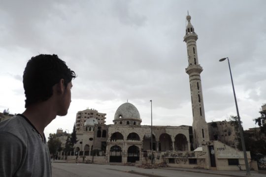 Ein junger Mann blickt auf die zerstörte Al-Salam-Moschee in einem Vorort von Syriens Hauptstadt Damaskus