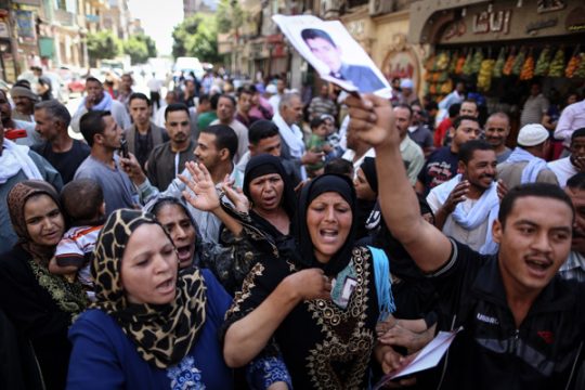 Ägypter in der Stadt Minia sind zufrieden mit dem Gerichtsurteil gegen die Muslimbrüder