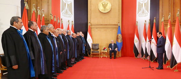 Abdel Fattah al-Sisi (r.) legt seinen Eid als neuer ägyptischer Präsident ab